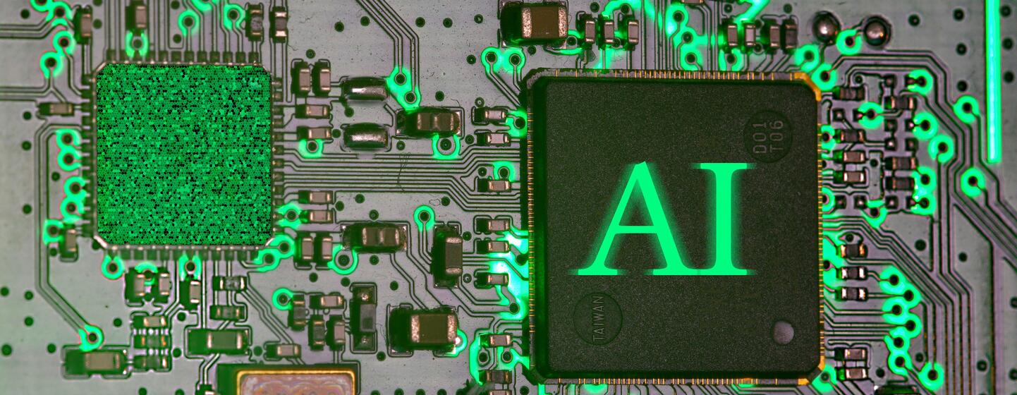 Un rapprochement d'une puce d'IA lumineuse sur une carte de circuit d'ordinateur avec une illumination verte.