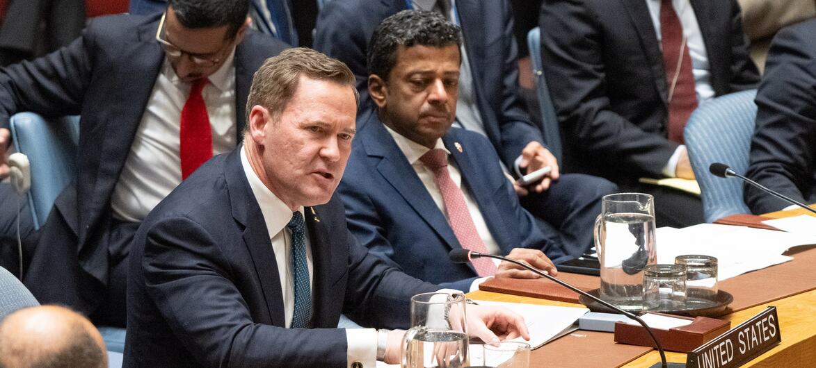 Un homme s'exprimant lors d'une réunion du Conseil de sécurité des Nations Unies, assis à la table de la délégation des États-Unis.