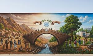 युवा कला प्रतियोगिता में अफ़ग़ानिस्तान और संयुक्त राष्ट्र के रिश्ते को दर्शाती एक कलाकृति.