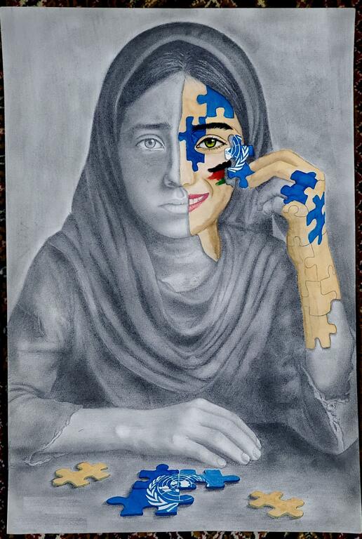 एक युवा अफगान महिला के चेहरे के एक तरफ ग्रे स्केल और दूसरे तरफ रंग है, संयुक्त राष्ट्र के लोगो के साथ एक पहेली का टुकड़ा पकड़ रही है, जो लचीलापन और अफगानिस्तान और संयुक्त राष्ट्र के बीच संबंधों का प्रतीक है।