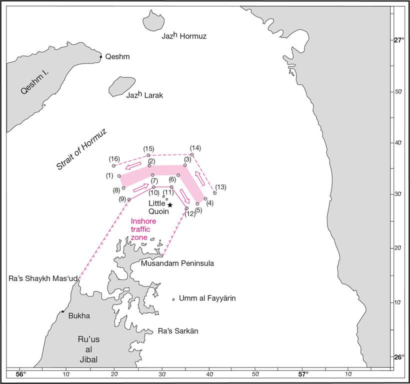 मानचित्र जो होर्मुज के जलडमरूमध्य में यातायात पृथक्करण योजना को दर्शाता है, जिसमें शिपिंग लेन, यातायात क्षेत्र और कुश्म द्वीप और मुसंदम प्रायद्वीप जैसे प्रमुख भौगोलिक स्थानों का विवरण दिया गया है।