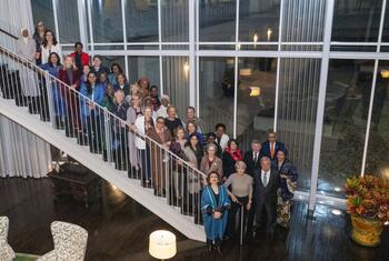 A group photo of UN Secretary-General António Guterres with the UN Senior Women Leaders Retreat participants at Greentree Estate in Manhasset, New York.