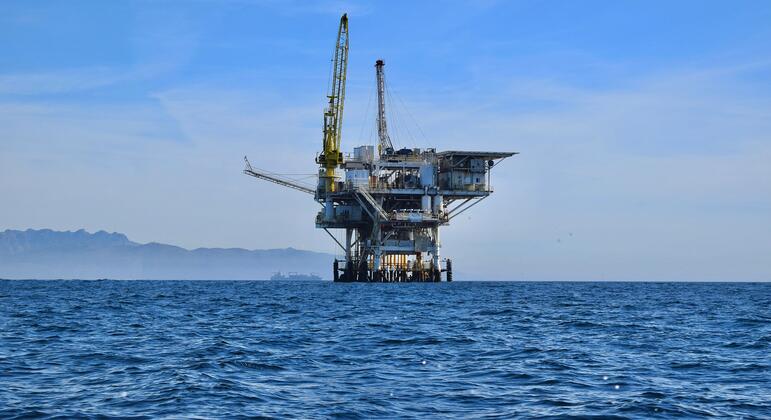 Une plate-forme pétrolière offshore se trouve au large de la côte en pleine mer.