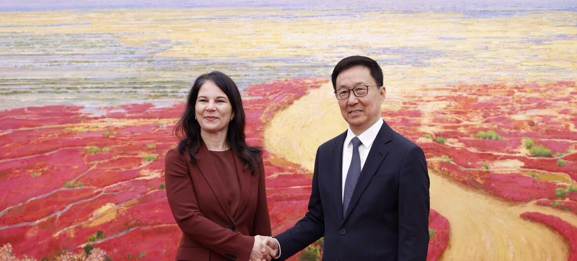 中国国家副主席韩正与联大主席贝尔伯克在正式会议期间握手。