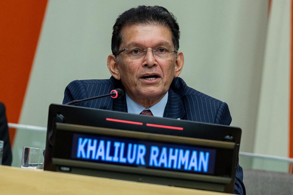 Khalilur Rahman habla en un podio durante una reunión de la Asamblea General de la ONU en Nueva York.