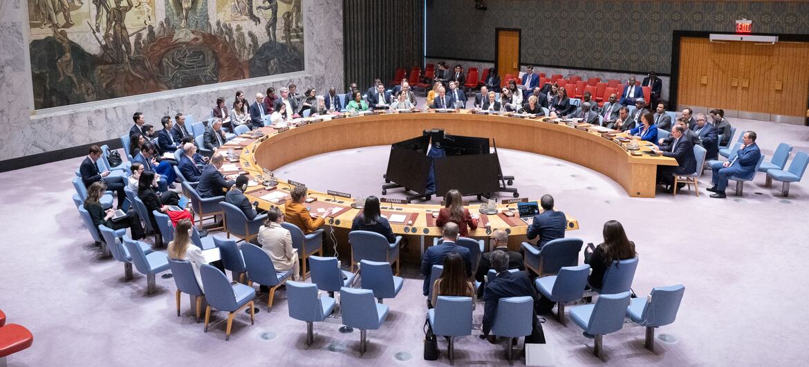 منظر واسع لغرفة اجتماعات مجلس الأمن التابع للأمم المتحدة، حيث يجلس المندوبون حول طاولة دائرية كبيرة.