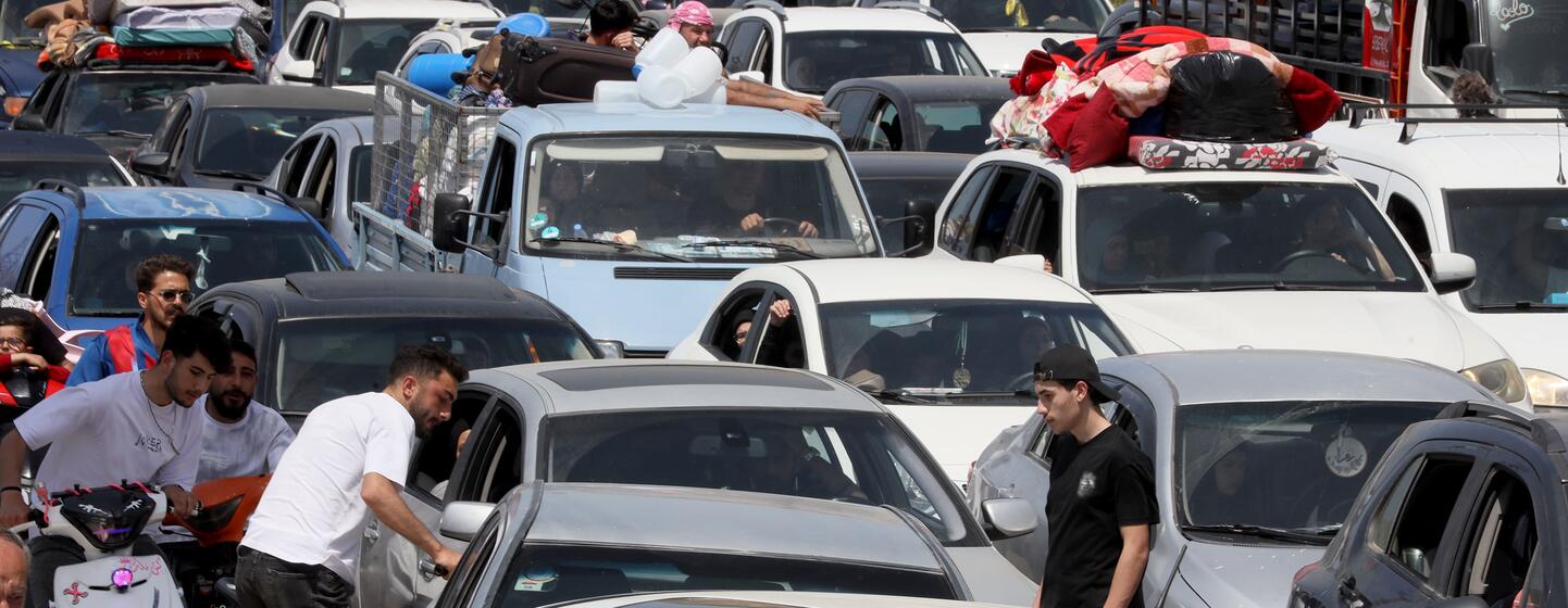 Les personnes déplacées par les hostilités transfrontalières se rassemblent près du pont Qasmiyyeh dans le sud du Liban alors qu'elles retournent dans leurs villages le 17 avril 2026, à la suite d'un cessez-le-feu entre le Liban et Israël.