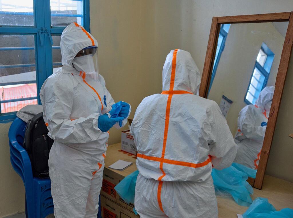 Wafanyakazi wa afya wenye mavazi ya kinga wanajitayarisha kwa ajili ya matibabu ya Ebola huko Bunia, Jamhuri ya Kidemokrasia ya Kongo.