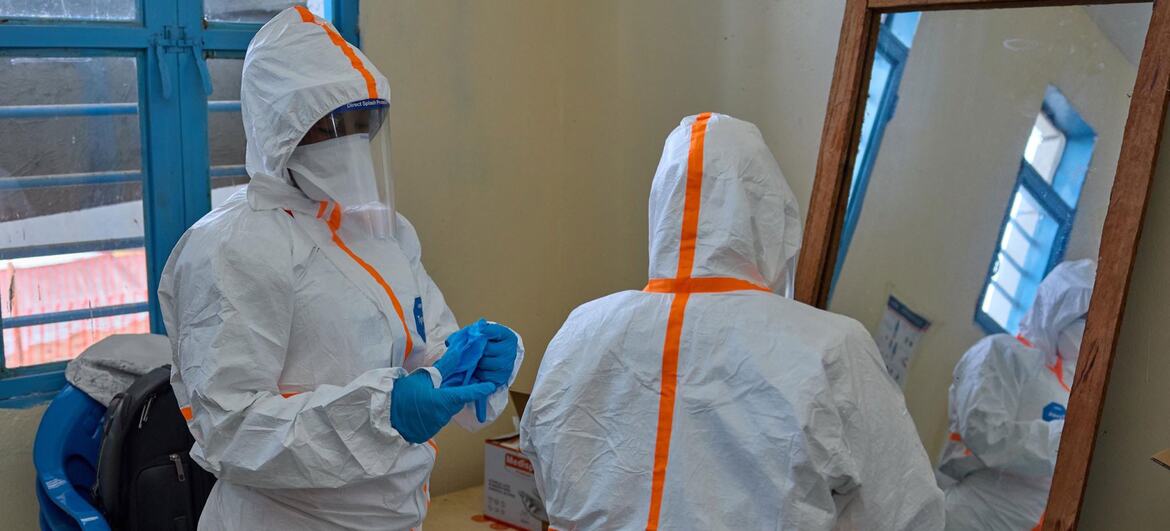 Trabajadores de la salud con equipo de protección se preparan para tratar el ébola en Bunia, RDC.