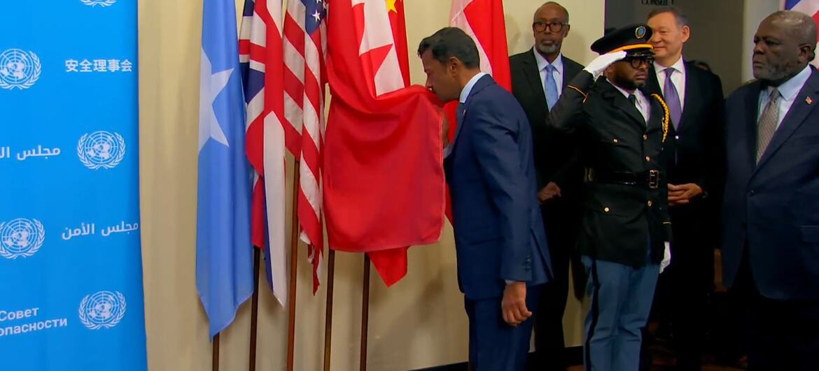 السفير جمال فارس الرويعي الممثل الدائم لمملكة البحرين لدى الأمم المتحدة يُقبل علم بلاده، أثناء مراسم رفع أعلام الدول الخمس التي انضمت إلى عضوية مجلس الأمن بدءا من الأول من يناير 2026.