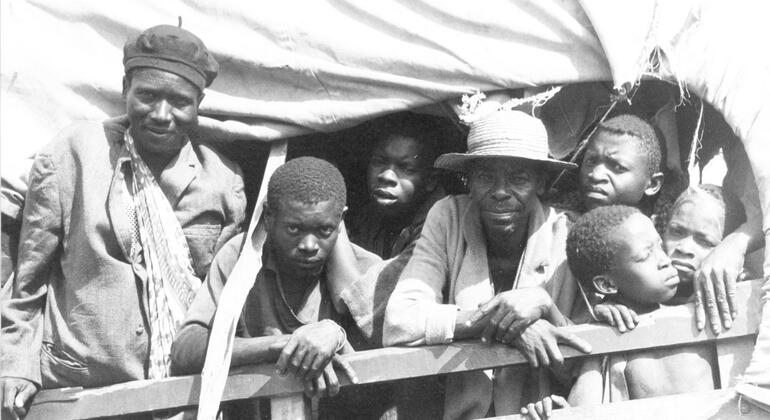 “Estradas que levam de volta a casa” Com apoio do Acnur, cerca de 20 mil refugiados moçambicanos deixaram os assentamentos no sul da Tanzânia e regressaram em camiões ao Moçambique recém independente.