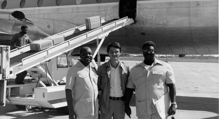 “Solidariedade em tempo de conflito” Sérgio Vieira de Mello, alto funcionário do Acnur e das Nações Unidas, recebe, junto a autoridades moçambicanas, suprimentos enviados por via aérea pelo Acnur, Unicef e outras agências humanitárias para apoiar pessoas refugiadas