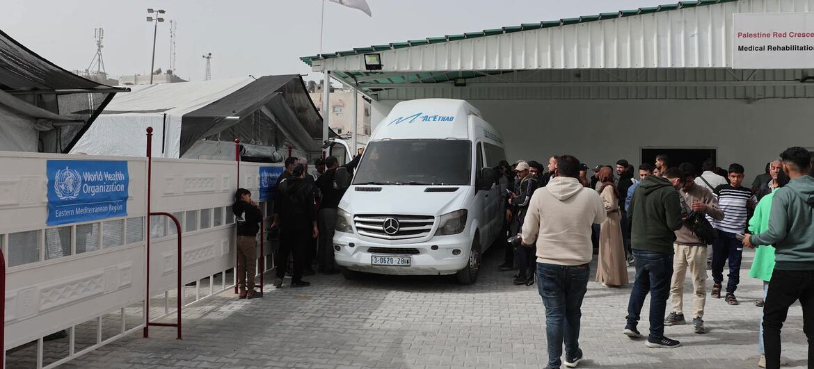 Пациенты подготавливаются к транспортировке в больнице Аль-Амал в Рафахе, Газа, которая принадлежит к Палестинскому обществу Красного Полумесяца и поддерживается ВОЗ.