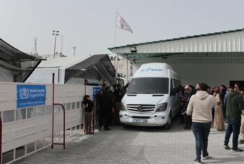 Des patients préparés pour le transport à l'hôpital Al-Amal de Rafah, à Gaza, affilié à la Société du Croissant-Rouge palestinien et soutenu par l'OMS.