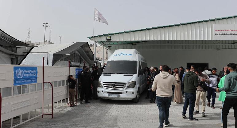 Différentes images d'un bus de l'OMS alors que des familles s'adressent à leurs proches voyageant en Égypte.