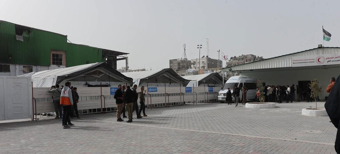 L'hôpital Al-Amal à Gaza, affilié à la Société du Croissant-Rouge palestinien, prépare les patients au transport médical.