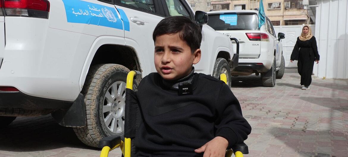 Un niño en silla de ruedas está siendo preparado para el transporte en el Hospital Al-Amal en Gaza, afiliado a la Sociedad Palestina de la Media Luna Roja.