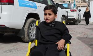 Un niño en silla de ruedas está siendo preparado para el transporte en el Hospital Al-Amal en Gaza, afiliado a la Sociedad Palestina de la Media Luna Roja.
