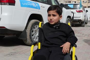 Un niño en silla de ruedas está siendo preparado para el transporte en el Hospital Al-Amal en Gaza, afiliado a la Sociedad Palestina de la Media Luna Roja.