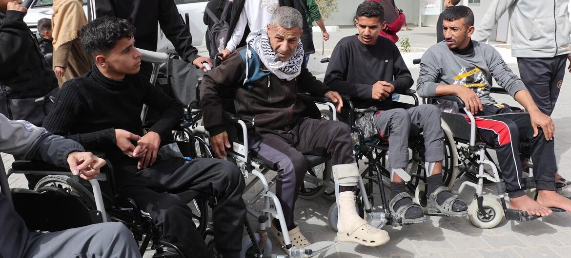फिलिस्तीनी रेड क्रिसेंड सोसाइटी से संबद्ध गाजा के अल-अमल अस्पताल में व्हीलचेयर में सवार कुछ मरीजों को परिवहन के लिए तैयार किया जा रहा है।
