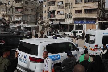 يتم إعداد المرضى لنقلهم في مستشفى العمال في غزة، المرتبطة بمجتمع الهلال الأحمر الفلسطيني، وسط منطقة نزاع.