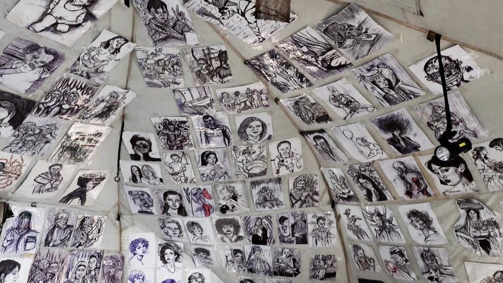 اللوحات التي رسمتها الفنانة الفلسطينية الشابة مرح خالد أثناء فترة الحرب، معروضة في الخيمة التي حولتها إلى معرض صغير في مركز للإيواء في مدينة غزة.