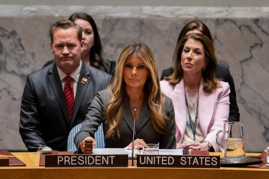 Melania Trump hablando en una reunión de las Naciones Unidas, sentada en un escritorio con un cartel de "Presidente de los Estados Unidos".