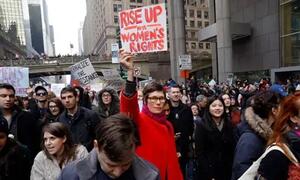 Umati wa waandamanaji unaandamana jijini New York City wakati wa 2017 Women's March, wakibeba mabango ya kutetea haki za wanawake na usawa wa kijinsia.