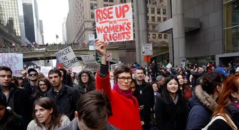 Протестующие выступают за права женщин во время женского марша 2017 года в Нью-Йорке.