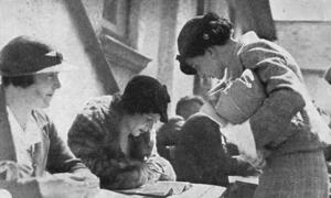 Wanawake watatu kutoka New Zealand katika miaka ya 1920, walioshiriki katika shughuli za kisiasa, labda kuhusiana na haki za wanawake za kupiga kura, kama sehemu ya kampeni ya Siku 16 za Wanawake wa Umoja wa Mataifa.