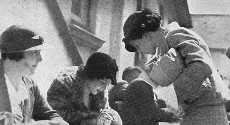 Wanawake watatu kutoka New Zealand katika miaka ya 1920, walioshiriki katika shughuli za kisiasa, labda kuhusiana na haki za wanawake za kupiga kura, kama sehemu ya kampeni ya Siku 16 za Wanawake wa Umoja wa Mataifa.