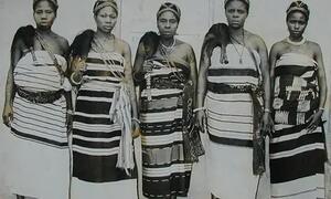 Wanawake watano wa Nigeria wenye mavazi ya kitamaduni wamesimama pamoja, wakiwakilisha haki za wanawake na kampeni ya Siku 16 za Ushirikiano wa Wanawake wa Umoja wa Mataifa.