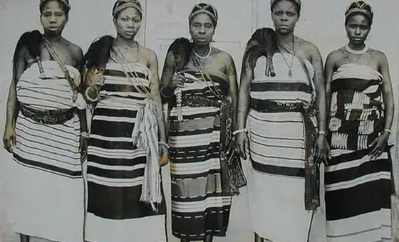 Wanawake watano wa Nigeria wenye mavazi ya kitamaduni wamesimama pamoja, wakiwakilisha haki za wanawake na kampeni ya Siku 16 za Ushirikiano wa Wanawake wa Umoja wa Mataifa.