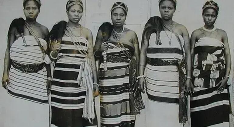 Wanawake watano wa Nigeria wenye mavazi ya kitamaduni wamesimama pamoja, wakiwakilisha haki za wanawake na kampeni ya Siku 16 za Ushirikiano wa Wanawake wa Umoja wa Mataifa.