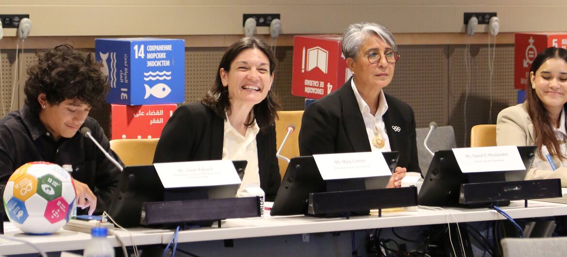 Η Mary Connor (2η από αριστερά) και ο Nawal El Moutawakal μιλούν κατά τη διάρκεια μιας συζήτησης στην έδρα του ΟΗΕ.