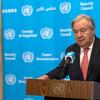 O secretário-geral das Nações Unidas, António Guterres, fala em um pódio durante uma conferência de imprensa no Conselho de Segurança da ONU, com bandeiras dos EUA e do Reino Unido visíveis.