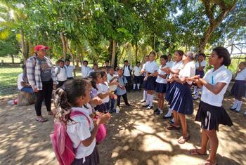 ग्रासियास आ दियोस के पुएर्तो लेम्पीरा स्थित याहुराबिला समुदाय में स्कूली बच्चे सुरक्षित तरीक़े से हाथ धोने का अभ्यास कर रहे हैं.