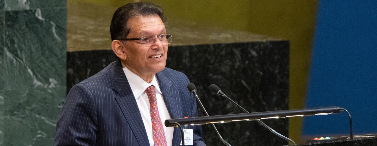 Khalilur Rahman s'adresse à une réunion plénière de l'Assemblée générale des Nations Unies.