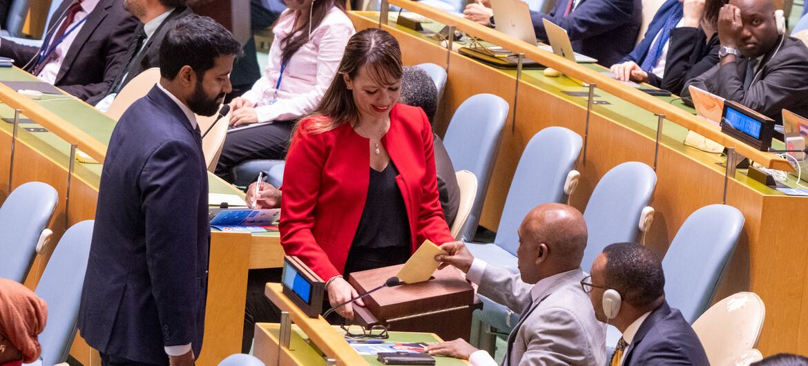 Annalena Baerbock, présidente de la 80e Assemblée générale des Nations Unies, préside une réunion plénière à New York. Elle remet un document à un délégué. Khalilur Rahman, du Bangladesh, est élu président de la 81e session de l'Assemblée générale.