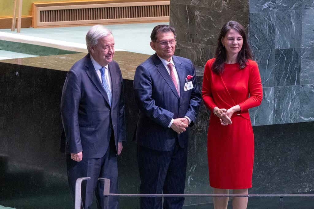 Katibu Mkuu wa Umoja wa Mataifa António Guterres na Annalena Baerbock wamepiga picha pamoja na Khalilur Rahman katika Umoja wa Mataifa.