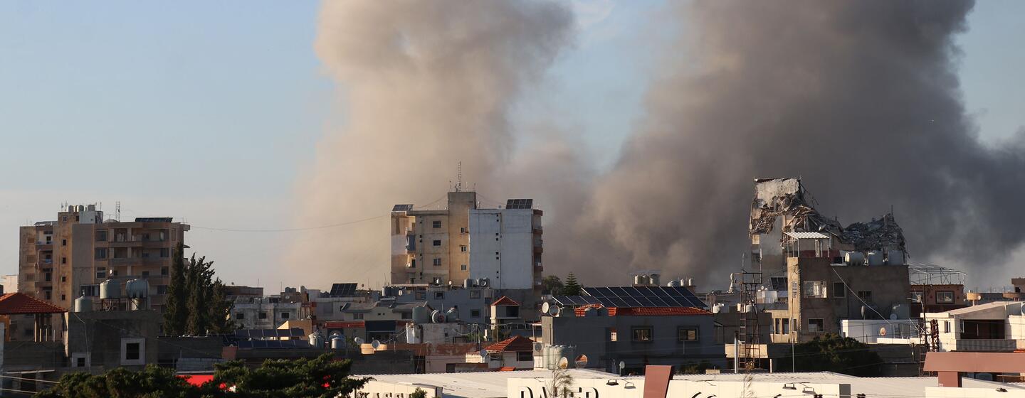 Des nuages de fumée s'élèvent au-dessus des immeubles résidentiels de Tyr, au Liban, à la suite d'une frappe aérienne.