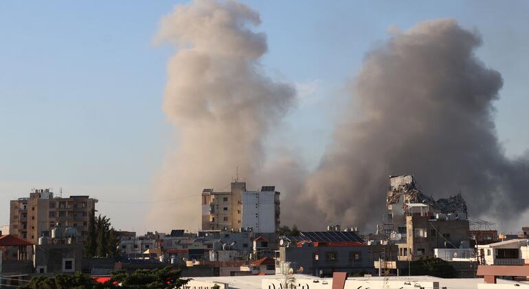 Des nuages de fumée s'élèvent au-dessus des immeubles résidentiels de Tyr, au Liban, à la suite d'une frappe aérienne.