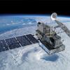 Visualización del satélite GPM Core Observatory en órbita alrededor de la Tierra, mostrando sus paneles solares e instrumentos contra un telón de fondo de nubes y el planeta azul.