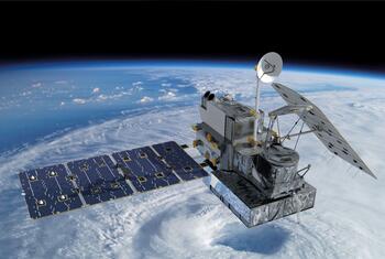 Visualización del satélite GPM Core Observatory en órbita alrededor de la Tierra, mostrando sus paneles solares e instrumentos contra un telón de fondo de nubes y el planeta azul.
