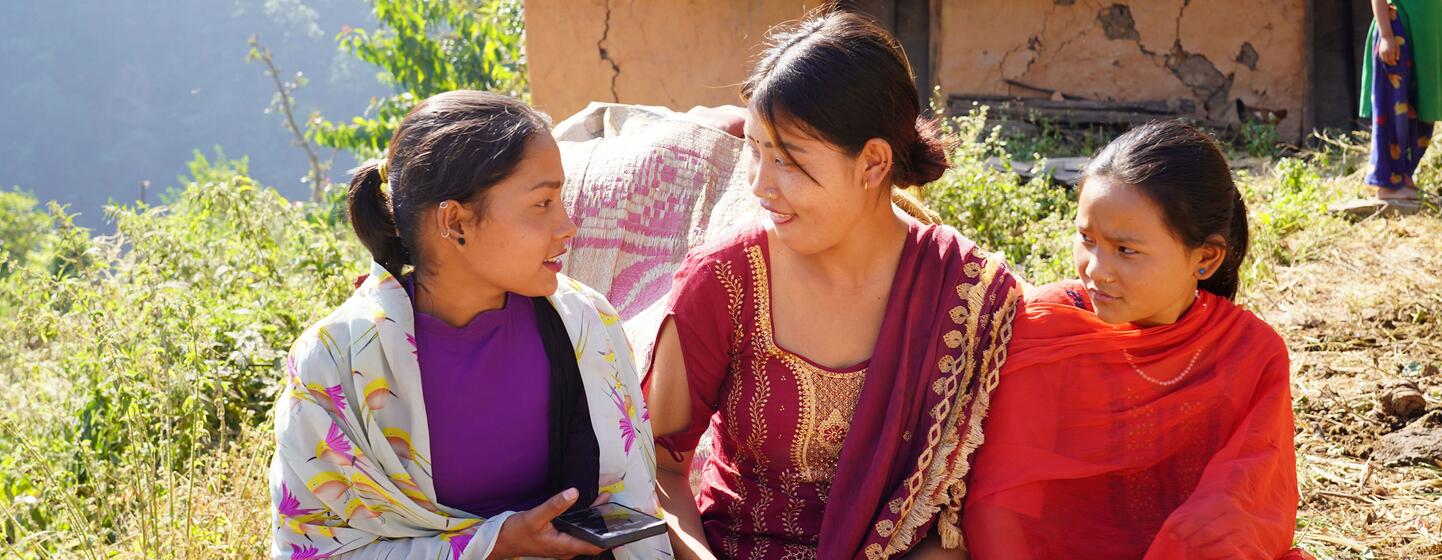 नेपाल के जाजरकोट जिले के नागलाद में तीन महिलाओं ने UNFPA की भूकंप के प्रति प्रतिक्रिया के हिस्से के रूप में बातचीत में भाग लिया, प्रभावित क्षेत्र में महिलाओं और लड़कियों का समर्थन करने के प्रयासों पर प्रकाश डाला।
