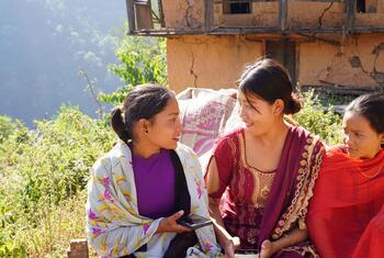 नेपाल के जाजरकोट जिले के नागलाद में तीन महिलाओं ने UNFPA की भूकंप के प्रति प्रतिक्रिया के हिस्से के रूप में बातचीत में भाग लिया, प्रभावित क्षेत्र में महिलाओं और लड़कियों का समर्थन करने के प्रयासों पर प्रकाश डाला।