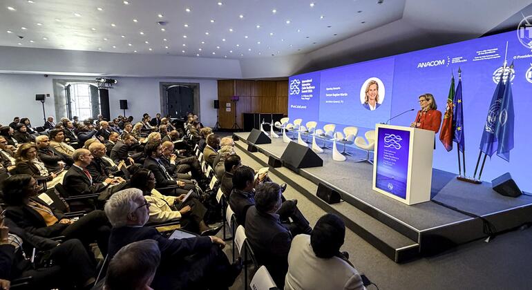 एक वक्ता ने पुर्तगाल में आईटीयू द्वारा आयोजित पनडुब्बी केबल शिखर सम्मेलन में दर्शकों को संबोधित किया, मंच पर आईटीयू और एएनएसीओएम के लोगो प्रदर्शित किए गए।