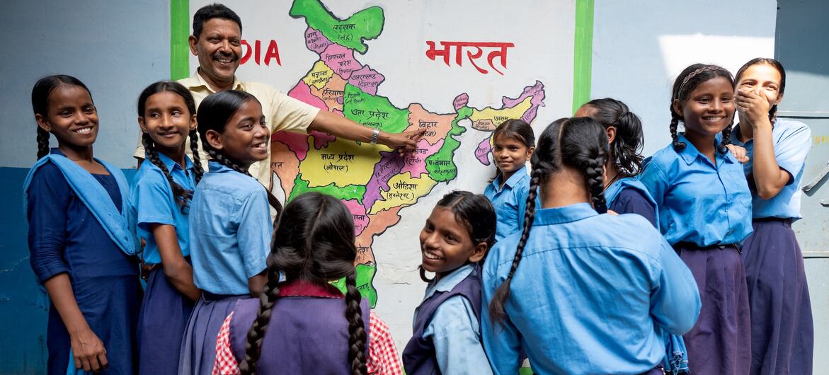 यूनीसेफ़ के सहयोग से सहायक संसाधन अधिकारी अरविंद कुमार, पूर्णिया के कस्तूरबा गाँधी बालिका विद्यालय में समावेशी शिक्षा कार्यक्रम को आगे बढ़ा रहे हैं.