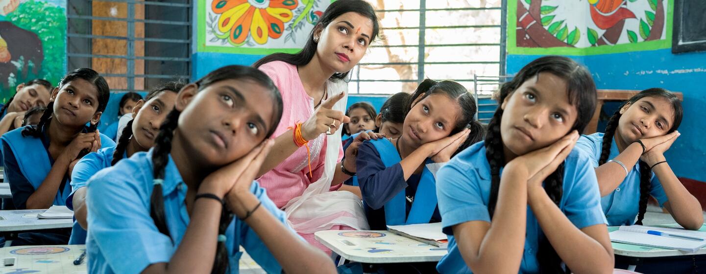 शिक्षिका मानसी कुमारी के मार्गदर्शन में वीडियो पाठों के ज़रिये लड़कियाँ भारतीय सांकेतिक भाषा सीखती हुईं.