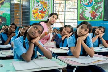 शिक्षिका मानसी कुमारी के मार्गदर्शन में वीडियो पाठों के ज़रिये लड़कियाँ भारतीय सांकेतिक भाषा सीखती हुईं.